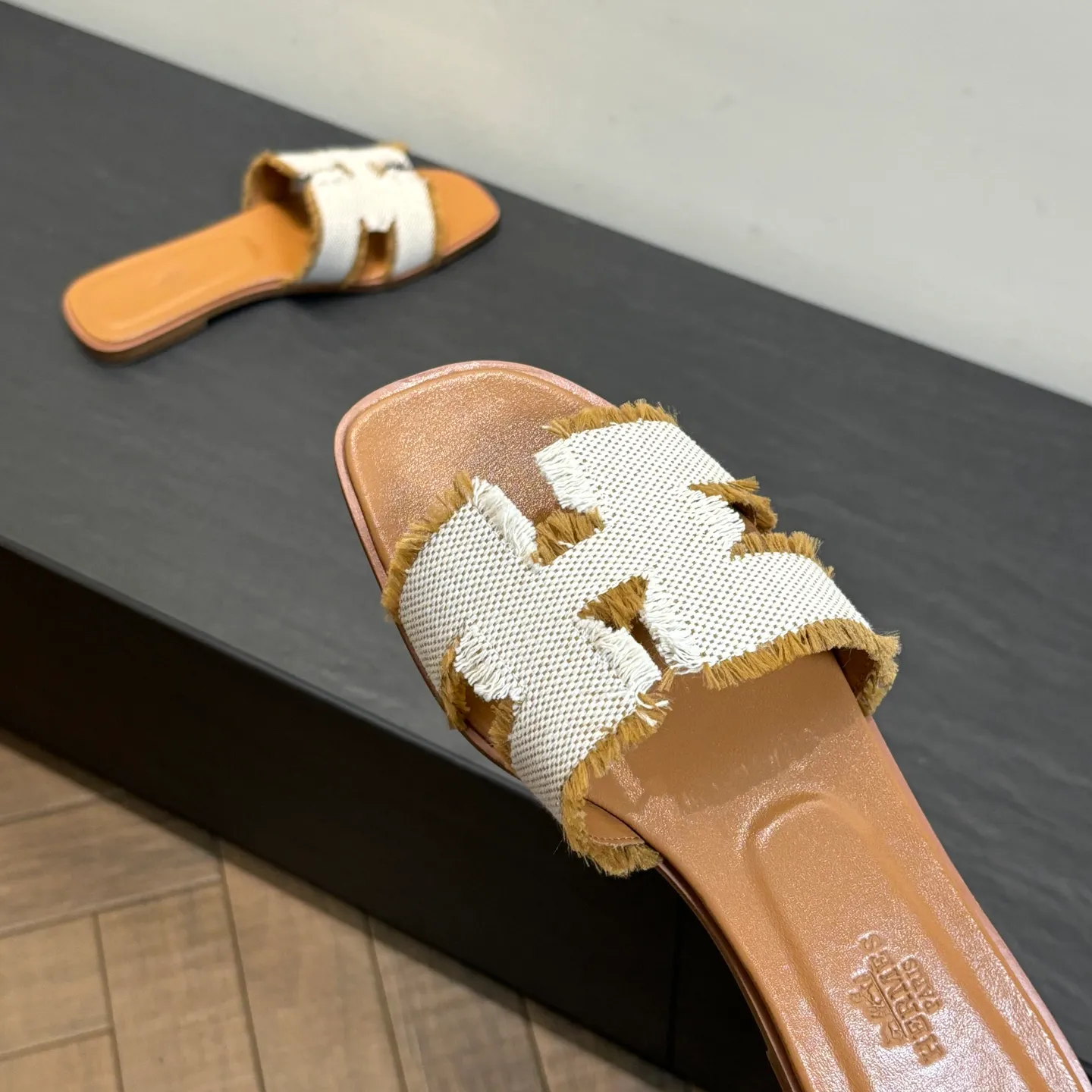 👟👟Ex-factory price 480👟👟 Brand💗: The latest color series from HERMES official website Code number💗: 35-40 full size (34 41 42 customized, non-refundable and non-exchangeable) Upper material💗: Classic plain calfskin Sole material💗: Zero-crack genuine leather mid-sole👑👑👑 Fully dyed HERMES Plain calfskin sandals, a historical representative work, the timeless classic H sandals, suitable for home and travel, this shoe is the finishing touch of your wardrobe, it looks great on the feet💃🏻💃🏻💃🏻
